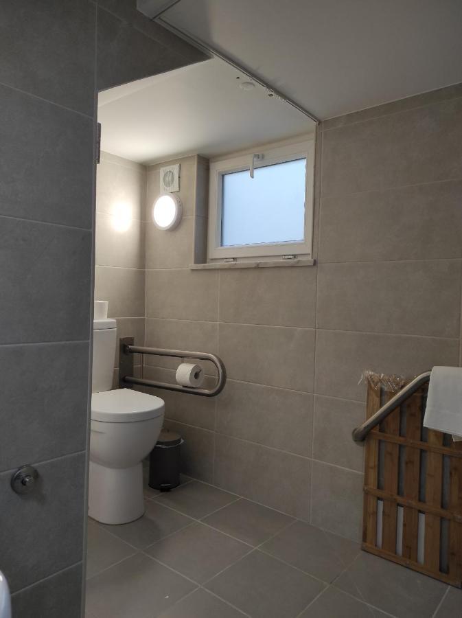 Hall 92 Quartos Com Wc Em Moradia Com Piscina A-Das-Lebres Loures Exterior foto