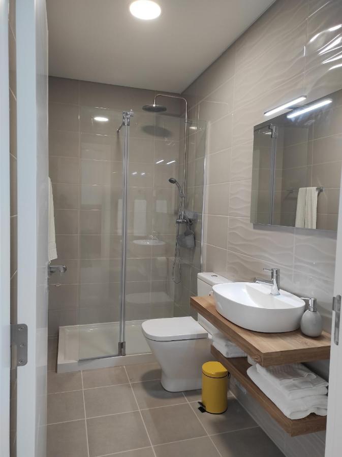 Hall 92 Quartos Com Wc Em Moradia Com Piscina A-Das-Lebres Loures Exterior foto