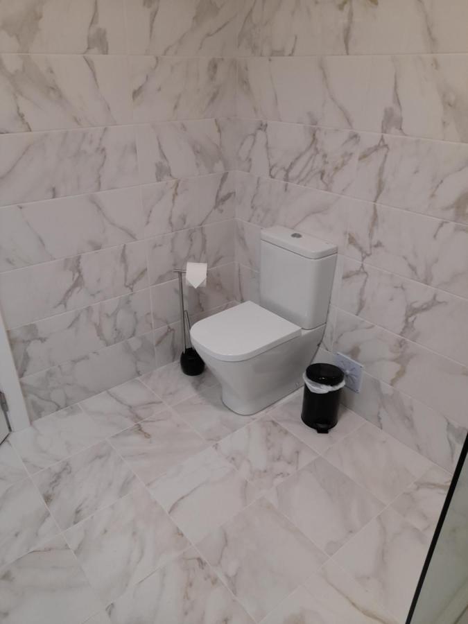 Hall 92 Quartos Com Wc Em Moradia Com Piscina A-Das-Lebres Loures Exterior foto